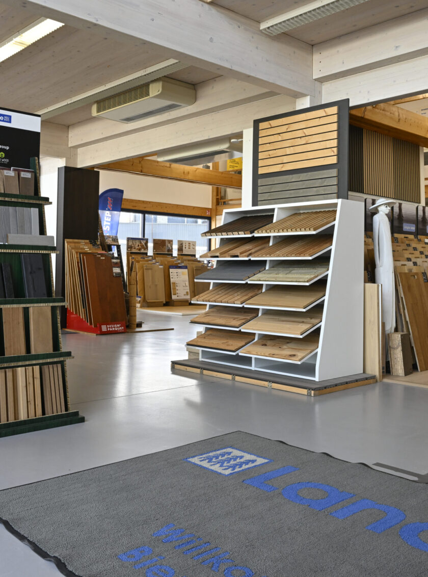 Seit 2012 präsentieren wir Ihnen in unserem modernen Showroom hochwertige Türen, Parkett, Laminat, Terrassenhölzer sowie Wand- und Deckenverkleidungen. In angenehmer Atmosphäre finden Sie vielfältige Designs und Materialien – unser Team berät Sie kompetent zu allen Optionen. 