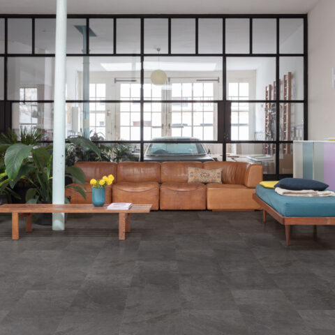 dunklem Vinylboden in Fliesenoptik