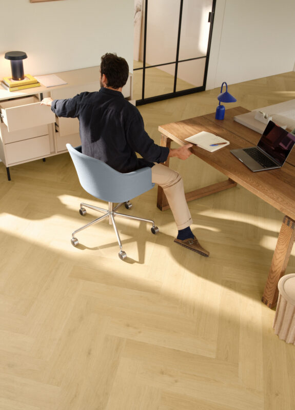 Heller Laminatboden in Fischgrätoptik in einem modernen Arbeitszimmer