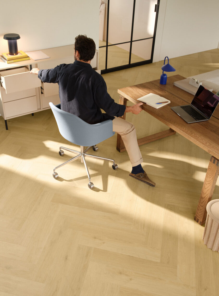 Heller Laminatboden in Fischgrätoptik in einem modernen Arbeitszimmer