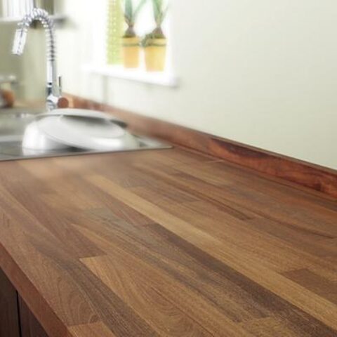 Küchenarbeitsplatte aus Holz mit natürlicher Maserung und moderner Optik