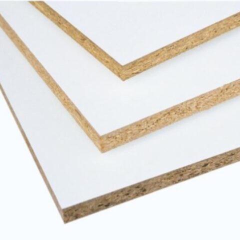 Weiße beschichtete Spanplatten mit glatter Oberfläche und sichtbarer Holzwerkstoffkante