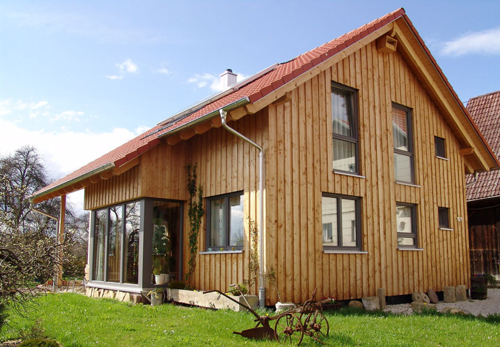 Mehrstöckiges Wohngebäude mit natürlicher Holzfassade und modernen Balkonen