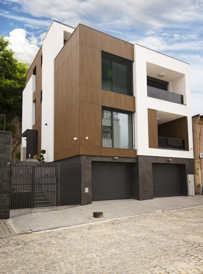 Modernes Wohnhaus mit vertikaler Holzfassade in warmem Braun und weißen Fassadenelementen