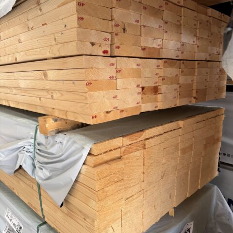 Gestapelte gehobelte Holzlatten aus Spruce C24 Konstruktionsholz im Lager
