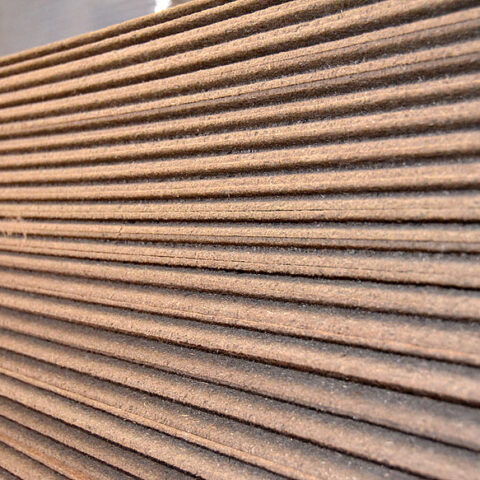 Gestapelte Holzfaserplatten für Dach- und Wanddämmung im Baustofflager Holzfaser-Dämmplatte mit Nut-und-Feder-Verbindung für nachhaltige Dämmarbeiten