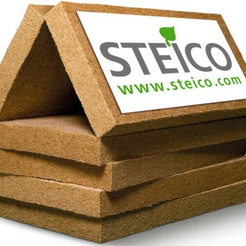 Hausförmig gestapelte Holzfaserdämmplatten von STEICO mit Logo auf der oberen Platte vor hellem Hintergrund