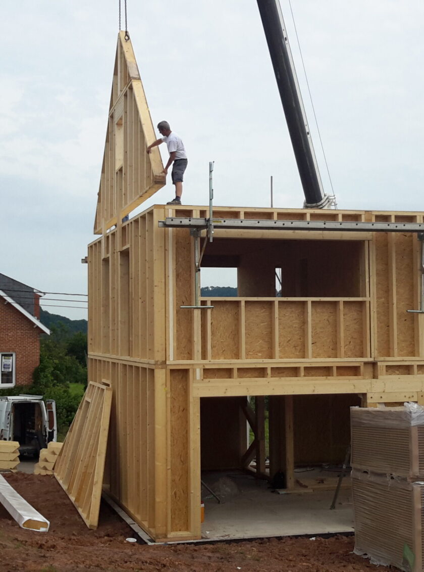 Montage eines Holzrahmenhauses mit KVH Konstruktionsvollholz auf einer Baustelle