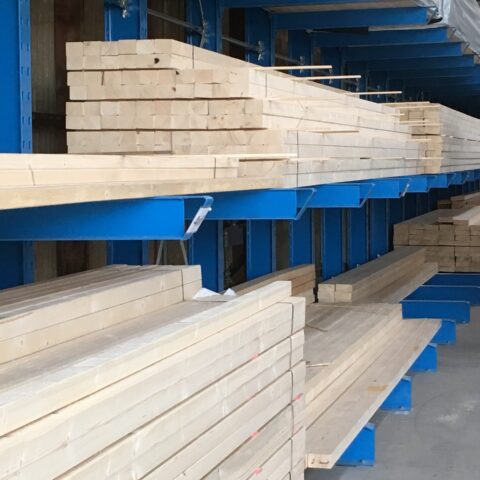 KVH Konstruktionsvollholz aus gehobeltem und getrocknetem Holz im Regallager