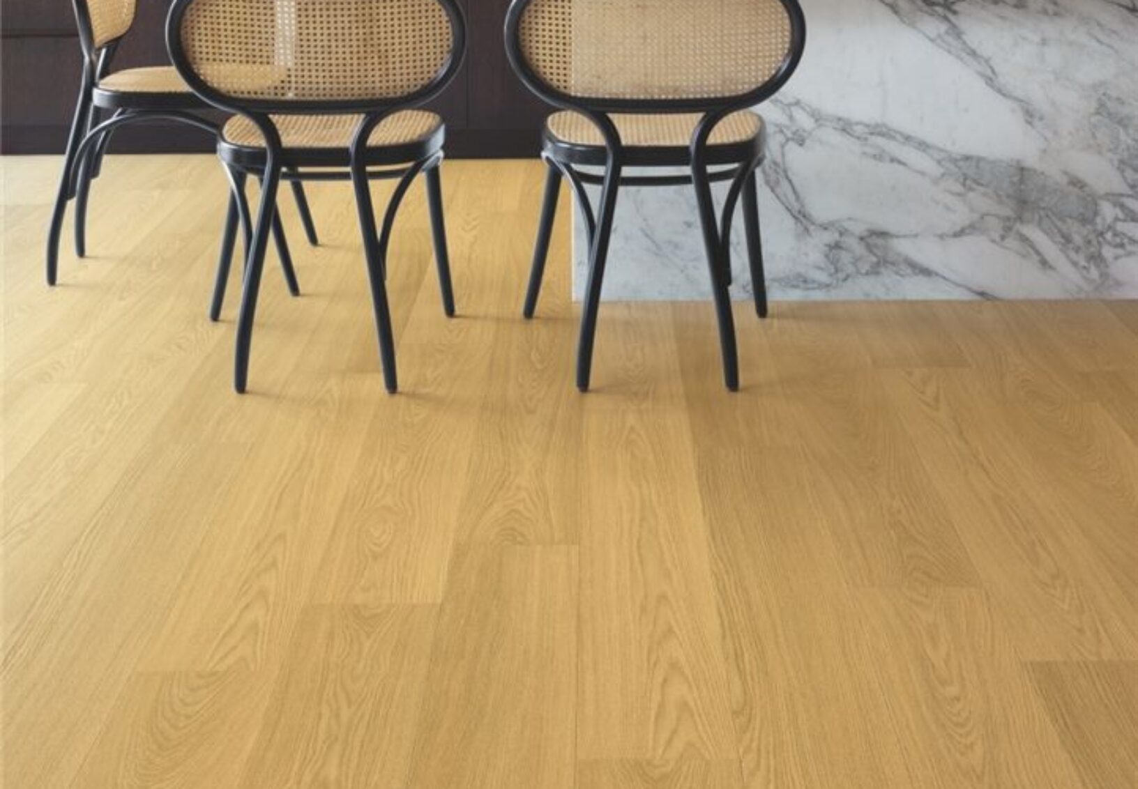 Moderner Laminatboden in warmer Eichenoptik in einer stilvollen Küche