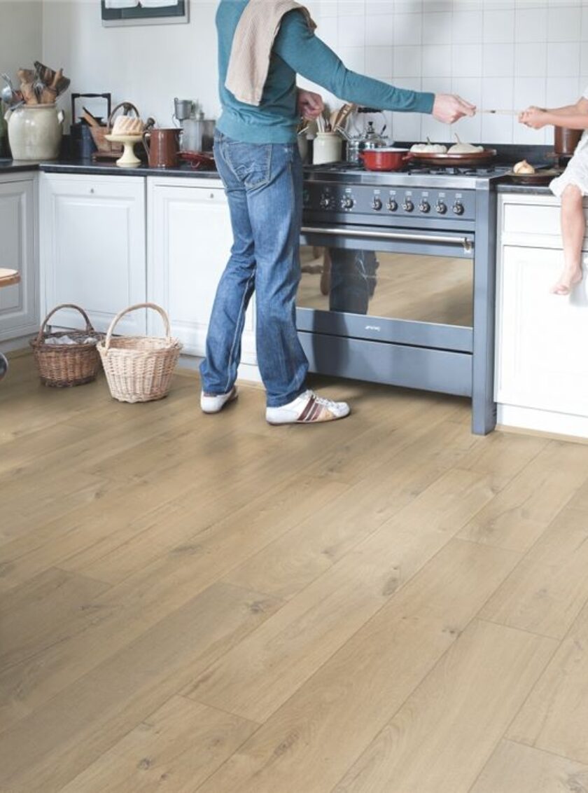 Heller Laminatboden in Eichenoptik in einer modernen Wohnküche