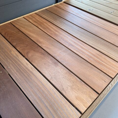 Moderne Terrasse aus Tali mit hochwertigen Terrassendielen aus Exotenholz in warmen Brauntönen