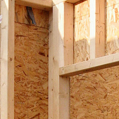 OSB-Platten im Einsatz beim Holzrahmenbau einer Wandkonstruktion