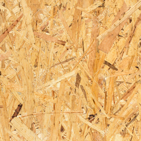 Große Menge OSB Nut-und-Feder-Platten auf Paletten gelagert Gestapelte OSB3-Platten mit robuster Oberfläche im Baustofflager Detailansicht der typischen Holzspäne-Struktur einer OSB-Platte