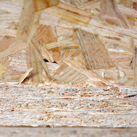 Große Menge OSB Nut-und-Feder-Platten auf Paletten gelagert Gestapelte OSB3-Platten mit robuster Oberfläche im Baustofflager