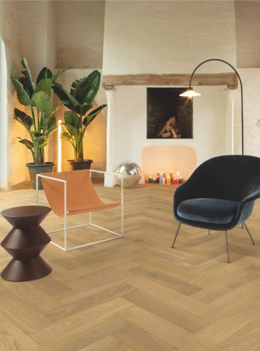 Heller Fischgrät-Parkettboden in einem eleganten Wohnzimmer