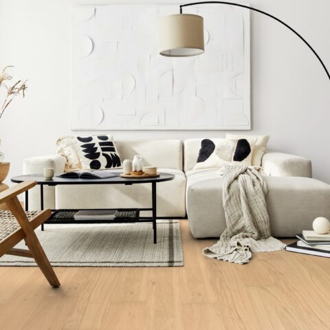 Moderner Wohn- und Essbereich mit hellem Echtholz-Furnierboden und minimalistischer Einrichtung