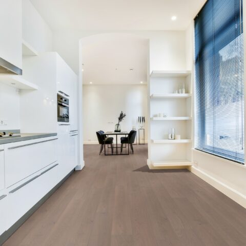Moderner Flur mit hochwertigem Echtholz-Furnierboden in dunkler Walnussoptik