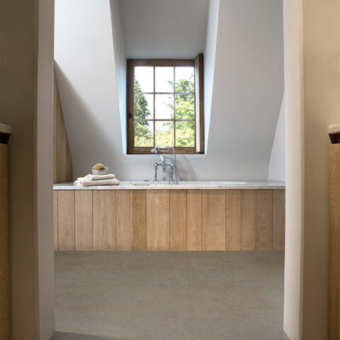 Modernes Badezimmer mit hochwertigem Korkboden in Steinoptik