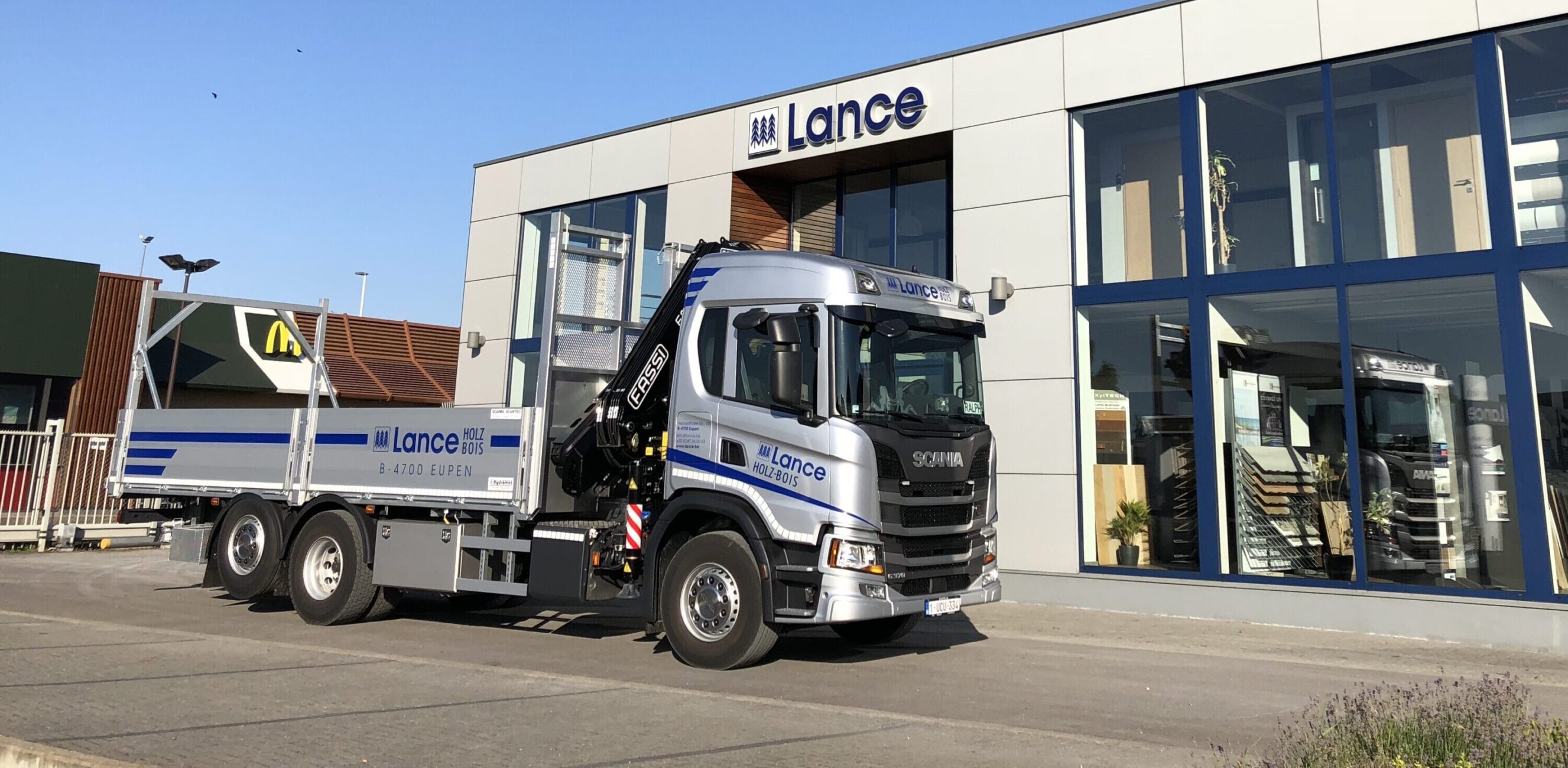 Scania LKW vor dem Showroom Lance, LKW, Kranwagen