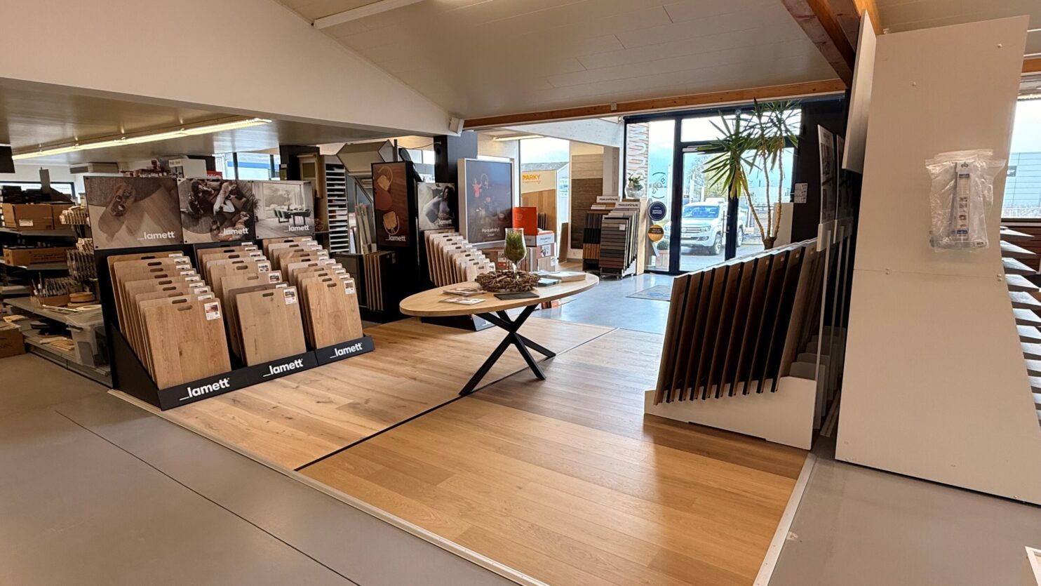 Showroom von innen. Parkettmuster und Eichentisch
