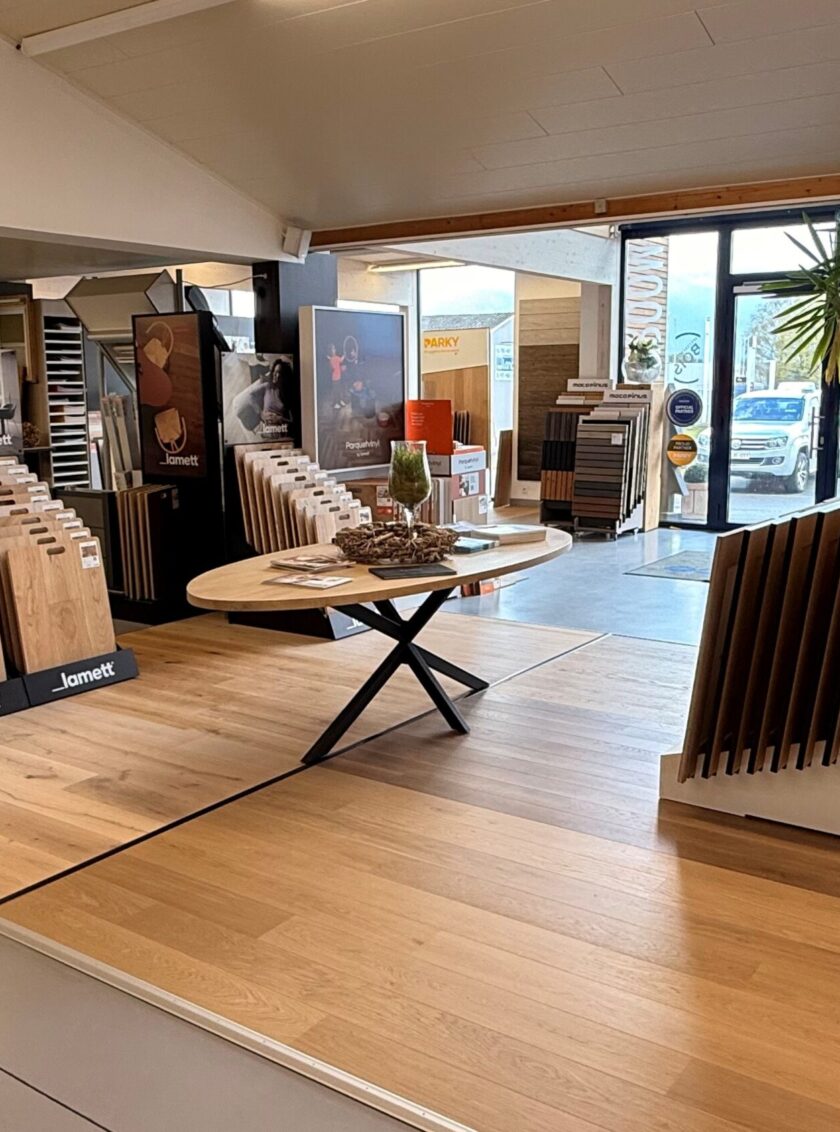 Showroom von innen. Parkettmuster und Eichentisch