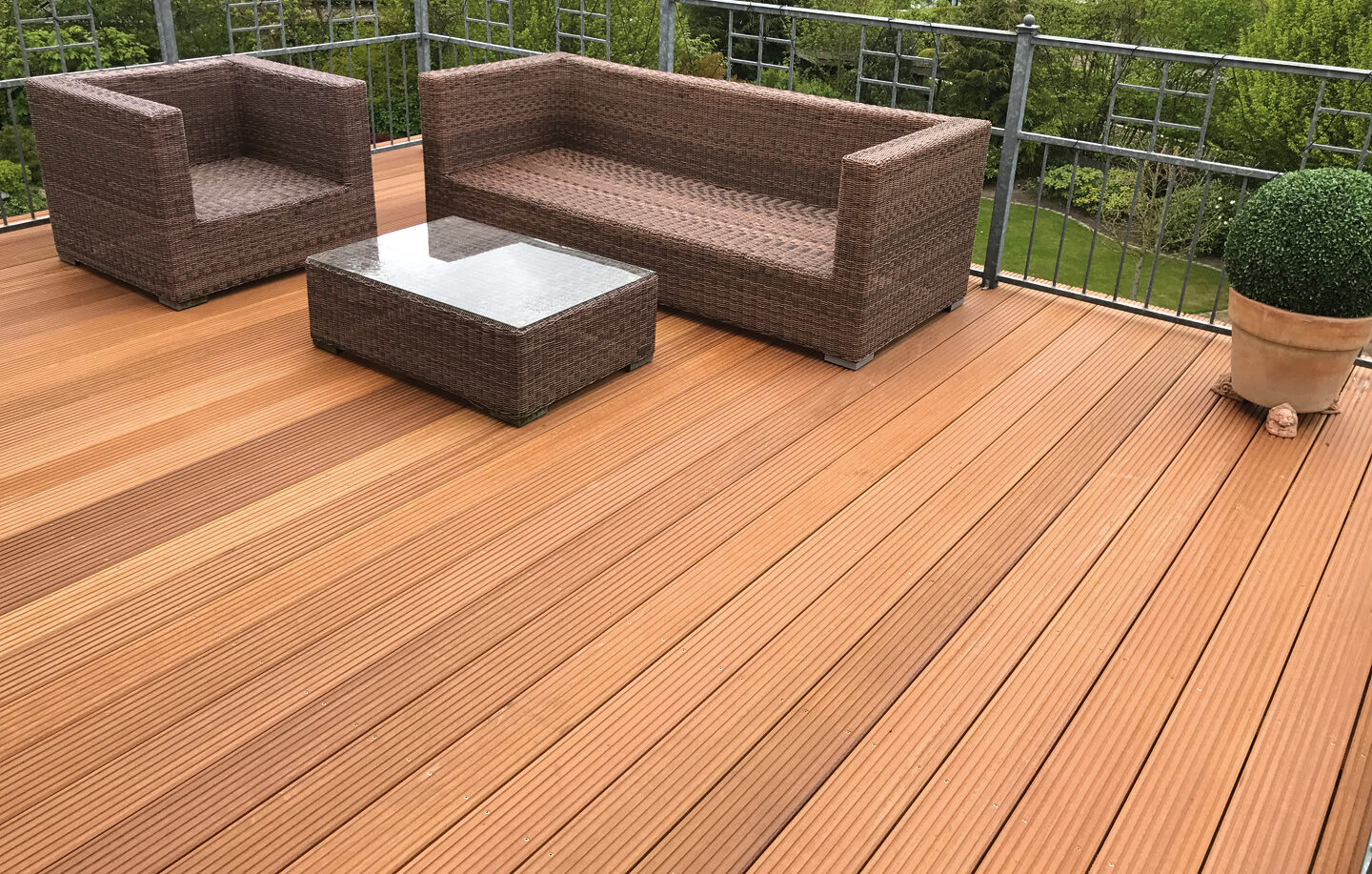 Detailansicht verschiedener Terrassenbretter aus Holz mit glatter und gerillter Oberfläche
