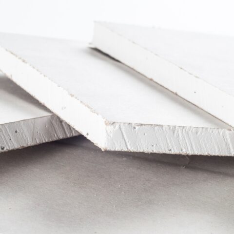 Weiße Trockenbauplatten aus Gipskarton und Gipsfaser für den Innenausbau