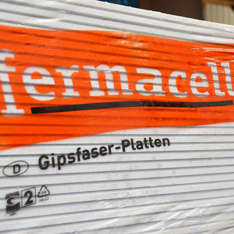 Weiße Trockenbauplatten aus Gipskarton und Gipsfaser für den Innenausbau