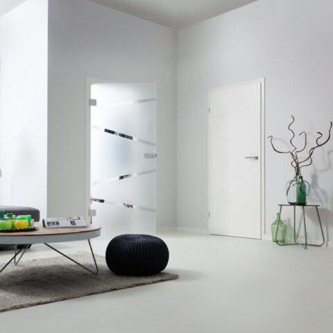 Moderne weiße Innentüren mit satiniertem Glas und minimalistischer Einrichtung