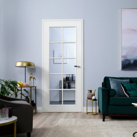 Moderne weiße Innentüren mit satiniertem Glas und minimalistischer Einrichtung