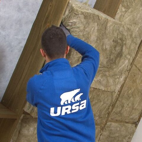 Mehrere Rollen URSA TERRA Dämmwolle in Schutzfolie gelagert im Baustofflager