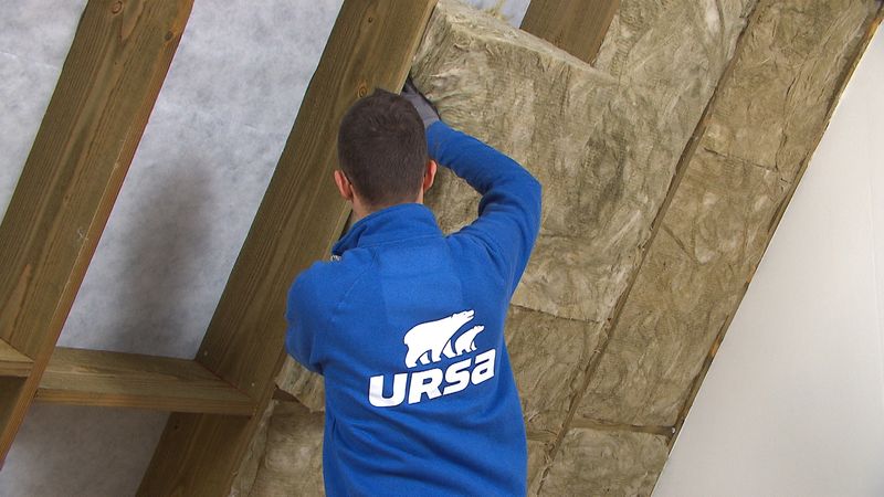 Mehrere Rollen URSA TERRA Dämmwolle in Schutzfolie gelagert im Baustofflager