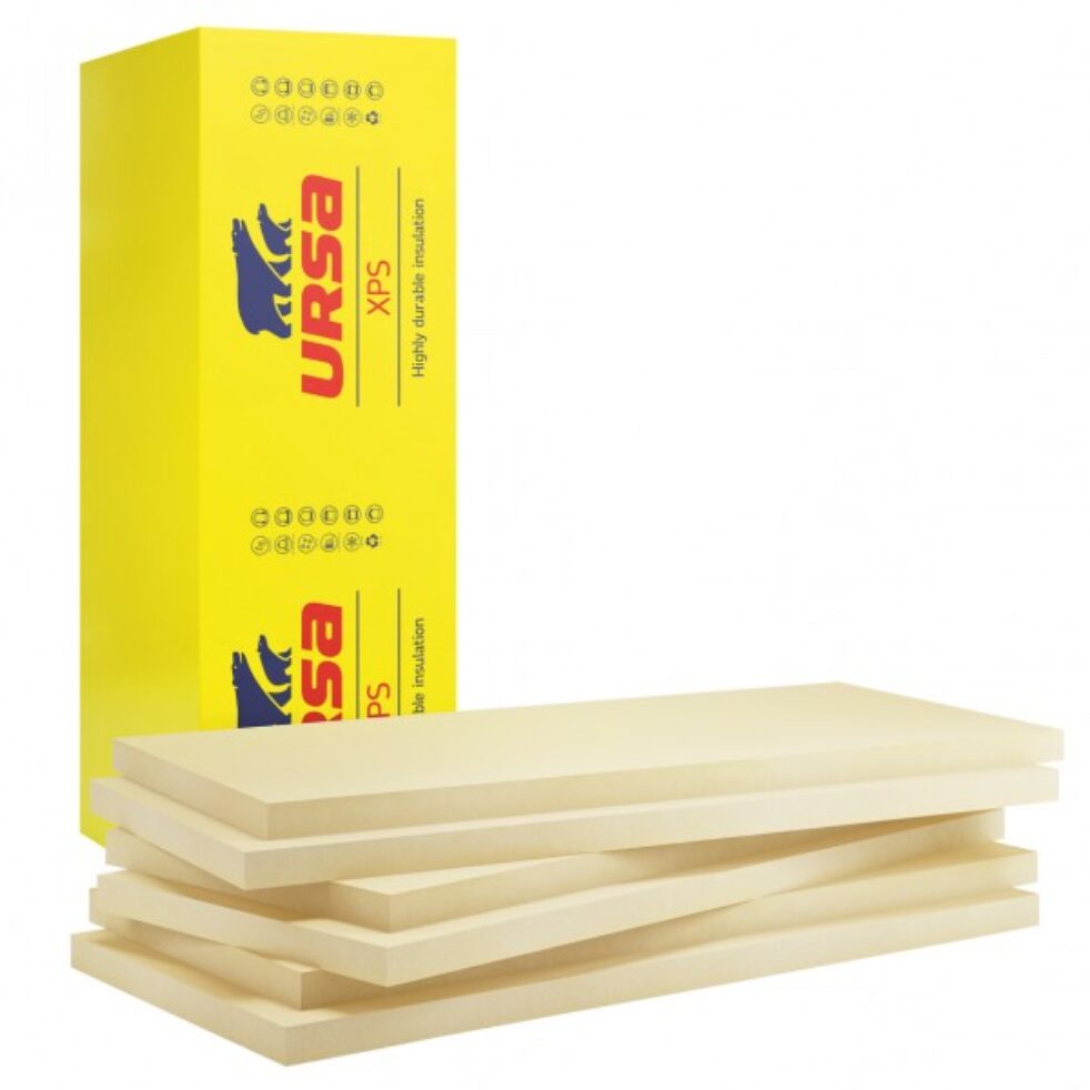 Produktfoto von URSA XPS Dämmplatten mit gelber Verpackung und mehreren hellen Hartschaumplatten davor auf weißem Hintergrund