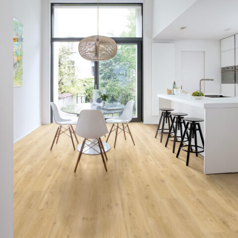 Heller Fischgrät-Vinylboden in einer modernen Küche mit Holzfronten und Kücheninsel
