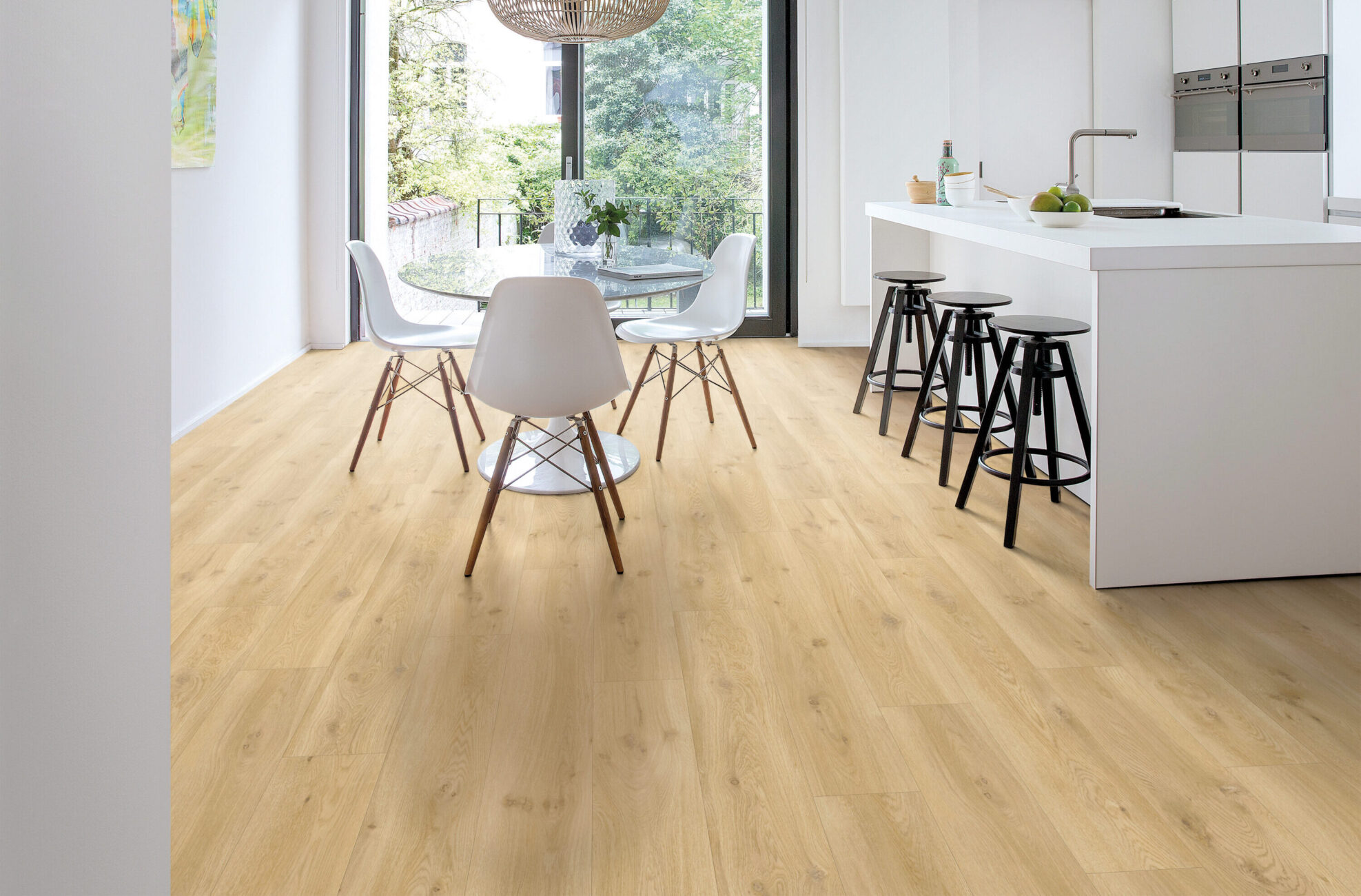 Heller Fischgrät-Vinylboden in einer modernen Küche mit Holzfronten und Kücheninsel