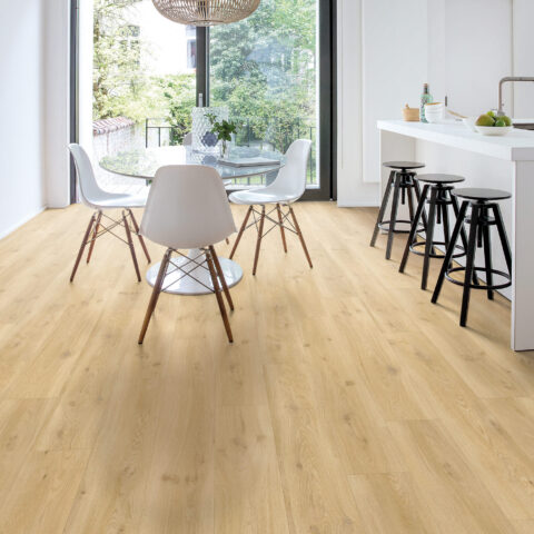 Heller Fischgrät-Vinylboden in einer modernen Küche mit Holzfronten und Kücheninsel