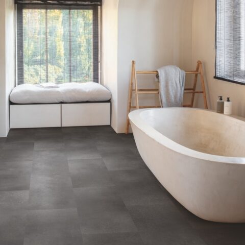 Modernes Badezimmer mit dunklem Vinylboden in Fliesenoptik und freistehender Badewanne