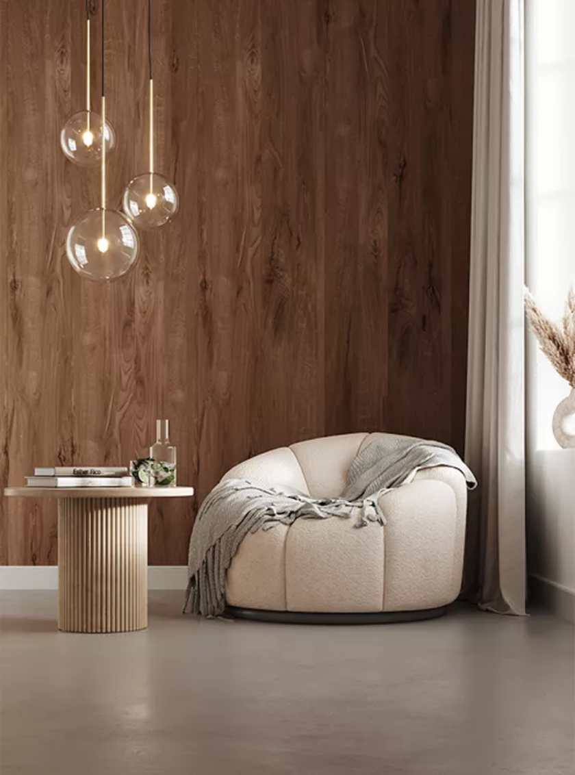 Moderne dunkle Holz-Akustikpaneele hinter hellem Sessel mit Designleuchte