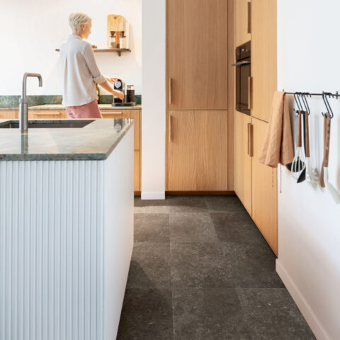 Dunkler Laminatboden in Fliesenoptik in einer modernen Wohnküche